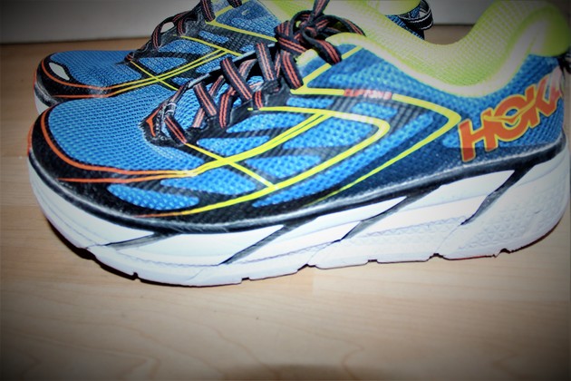Hoka One One Clifton 3 Laufschuh von der Seite